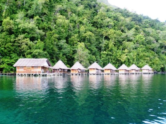 Resort-resort di Pantai Ora ini dibangun di atas laut dengan terumbu karang dan ikan beraneka warna menghiasi dasar laut 