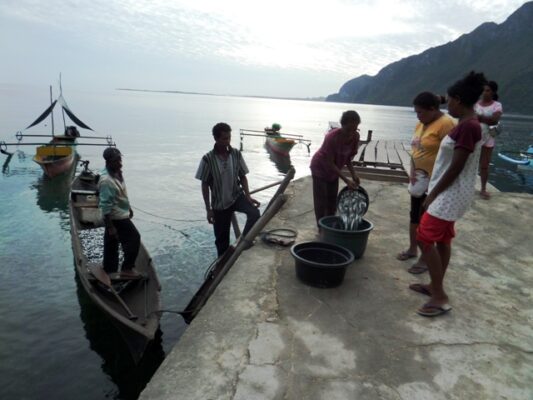 Keluarga nelayan di Pantai Ora 