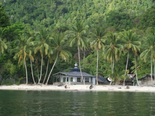 Masjid kecil di pinggir Pantai Ora 