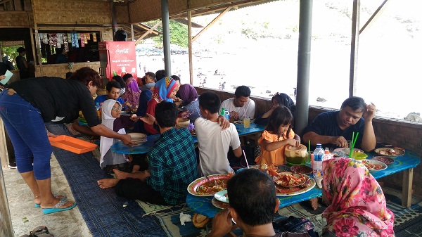 Pantai Menganti di Desa Karangduwur, Kebumen