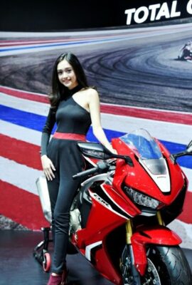 Sales Promotion Girl (SPG) atau usher di gelaran GAIKINDO Indonesia International Auto Show (GIIAS) 2018 di Indonesia Convention Exhibition (ICE) BSD City, Tangerang Selatan, Minggu, 5 Agustus 2018