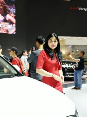 Sales Promotion Girl (SPG) atau usher di gelaran GAIKINDO Indonesia International Auto Show (GIIAS) 2018 di Indonesia Convention Exhibition (ICE) BSD City, Tangerang Selatan, Minggu, 5 Agustus 2018