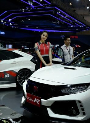 Sales Promotion Girl (SPG) atau usher di gelaran GAIKINDO Indonesia International Auto Show (GIIAS) 2018 di Indonesia Convention Exhibition (ICE) BSD City, Tangerang Selatan, Minggu, 5 Agustus 2018