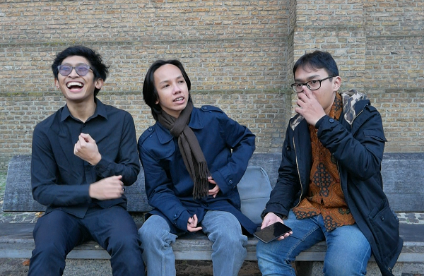 Ahmad Giras Wruhananing Bowo (tengah) kini kuliah S1 jurusan International Relations and Organizations di Leiden University