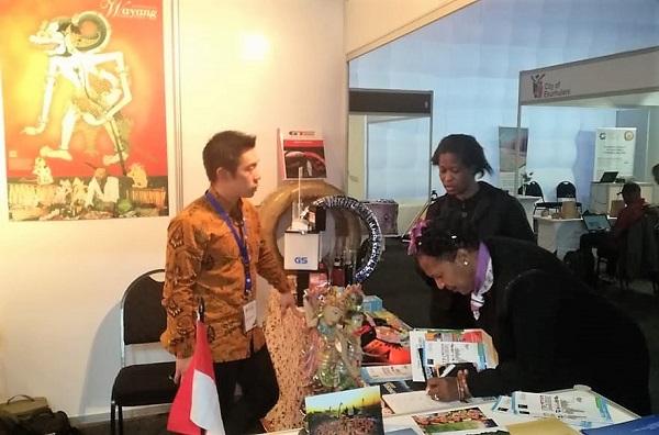 KBRI Pretoria Pamerkan lampu berbahan air garam