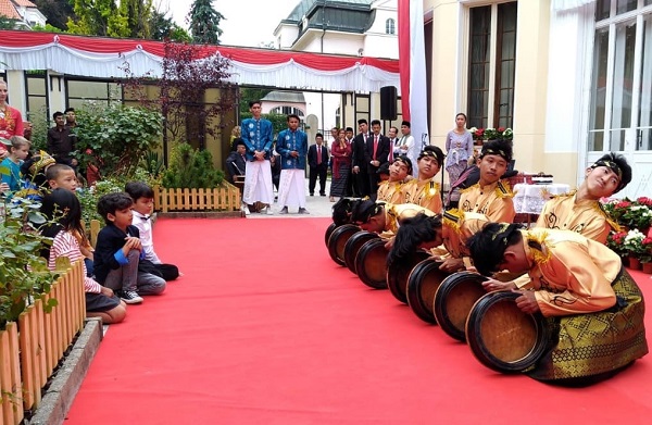 Tarian Aceh di KBRI Praha saat HUT Ke-74 RI