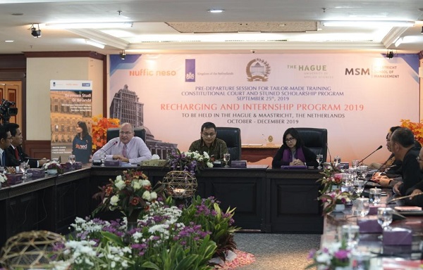 Direktur Nuffic Neso Indonesia, Peter van Tuijl (paling kiri) memberikan sambutannya sebelum menyerahkan beasiswa secara resmi kepada Sekjen MKRI, Guntur Hamzah (tengah) bersama Koordinator Beasiswa Nuffic Neso Indonesia, Indy Hardono