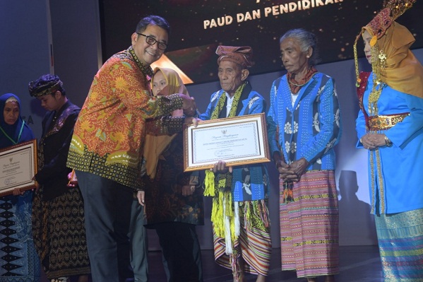 Yakobus Manue Fernandez dan Ibu Margaretha Hati Manhitu menerima penghargaan sebagai orang tua hebat dari Kementerian Pendidikan dan Kebudayaan (Kemendikbd) melalui Direktorat Jenderal Pendidikan Usia Dini dan Pendidikan Masyarakat (Ditjen PAUD dan Dikmas) dalam malam Apresiasi Pendidikan Anak Usia Dini dan Pendidikan Keluarga, di Balai Kartini, Jakarta, Rabu, 6 November 2019