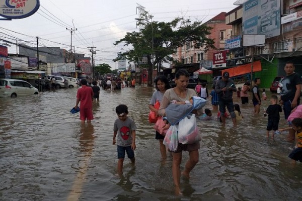 Salah satu jalan penghubung Tangerang, Banten, ke DKI Jakarta, yakni Jalan Hasyim Ashari Ciledug-Pinang masih digenangi banjir setinggi paha orang dewasa pada Kamis (02/01) sore yang mengakibatkan akses warga menuju ibu kota terputus 