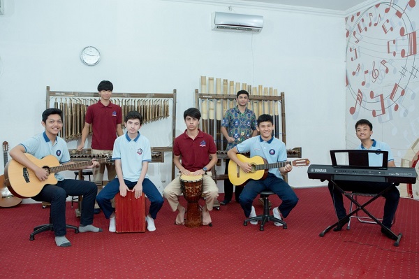 Kreativitas dalam bermusik para peserta didik SMP-SMA Sekolah Semesta BBS Semarang di Jl. Raya Manyaran-Gunungpati Km. 15, Nongkosawit, Gunungpati, Semarang, Jawa Tengah