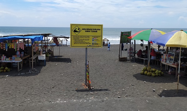 Papan peringatan waspada tsunami di Pantai Jatimalang Purworejo