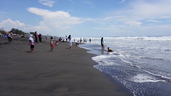 Pengunjung di Pantai Dewa Ruci di Purworejo