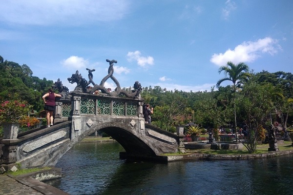 Kekokohan jembatan di Tirta Gangga Bali