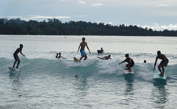 Keindahan Pantai Jati yang dihiasi anak pantai Mentawai yang tengah asyik berselancar.(Arlicia/KalderaNews)