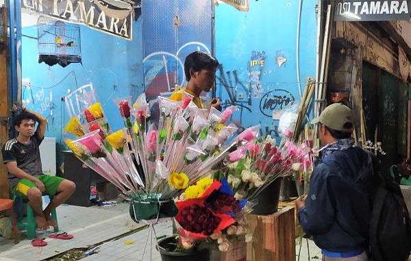 Pedagang bunga di Jalan Raya Kalimalang, Pangkalan Jati, Jakarta Timur pada Jumat, 14 Februari 2020