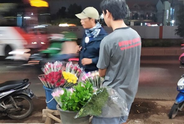 Pedagang bunga di Jalan Raya Kalimalang, Pangkalan Jati, Jakarta Timur pada Jumat, 14 Februari 2020