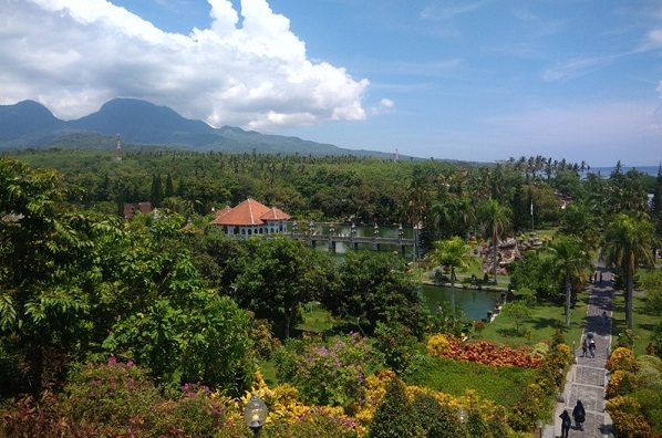Keelokan pemandangan alam Taman Ujung Karangasem di Bali 