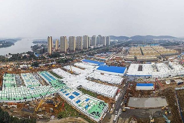 Pemandangan udara pembangunan rumah sakit Huoshenshan (Gunung Dewa Api) di Wuhan, Hubei, China, Minggu (2/2/2020). Huoshenshan, rumah sakit darurat khusus pasien corona dengan kapasitas 1.000 tempat tidur tersebut dibangun hanya dalam waktu 8 hari, dimulai pada 25 Januari lalu. (AFP/STR)