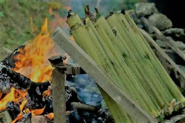 Siobbuk, sagu yang dimasak dalam batang bambu dan dibakar. (KalderaNews/Ist)