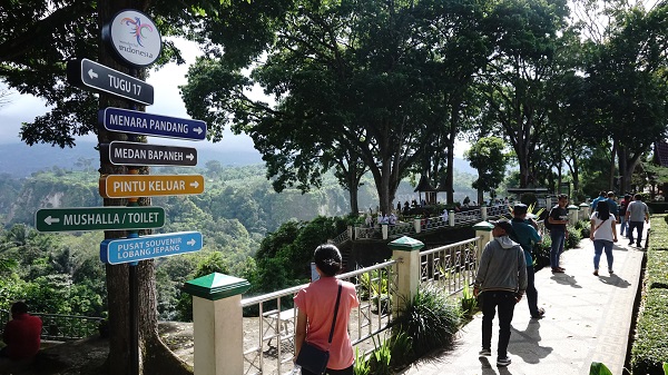 Kawasan wisata Ngarai Sianok di Bukittinggi, Sumatra Barat yang selalu ramai pengunjung. (Arlicia/KalderaNews)