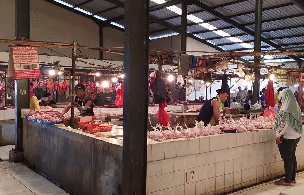 Pasar tradisional "Fresh Market" Cikunir, Jatibening, Bekasi, Jawa Barat, Kamis, 19 Maret 2020
