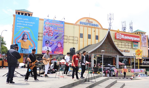 Musisi Kota Bukittinggi tampil untuk menghibur dan menemani para pengujung yang memadati pelataran Jam Gadang. (KalderaNews/Arlicia)
