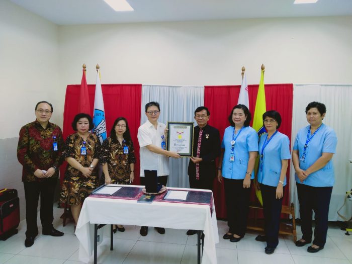 Ketua BPK PENABUR Jakarta, Ir. Antono Yuwono bersama pengurus menerima piagam penghargaan MURI