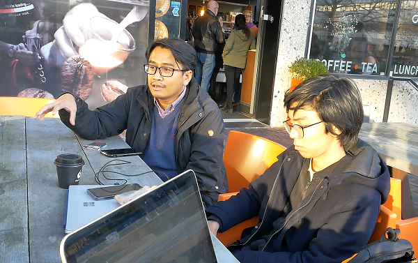 Hadi Rahmat Purnama (kiri), mahasiswa S3 International Law VU bersama rekannya