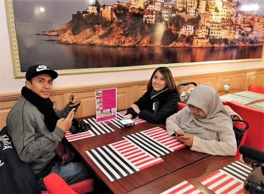 Insan bersama istri tercinta, Jessica (tengah jaket hitam) dan Atika (Ketua PPI Belanda) usai hadir dalam acara PPI Belanda di Den Haag, 16 November 2018