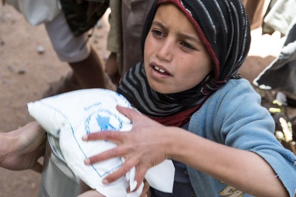 Anak di Yaman menerima bantuan pangan