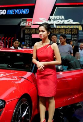 Sales Promotion Girl (SPG) atau usher di gelaran GAIKINDO Indonesia International Auto Show (GIIAS) 2019 di Indonesia Convention Exhibition (ICE) BSD City, Tangerang Selatan, Sabtu, 20 Juli 2019 