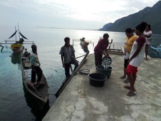 Keluarga nelayan di Pantai Ora
