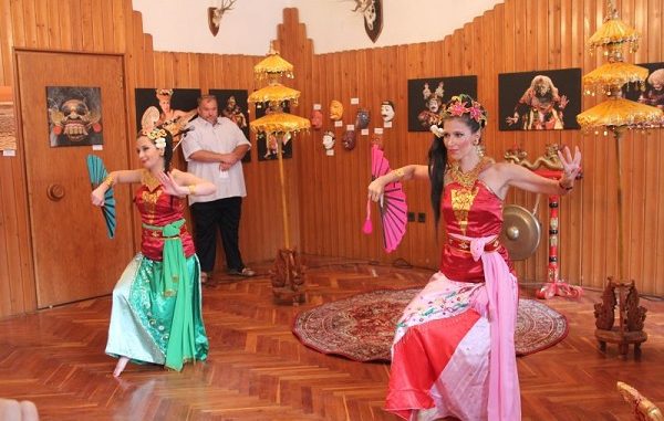 Bali Tarian Bali dari warga Hongaria di acara pembukaan pameran foto dari fotografer kenamaan Hongaria Atilla P Kovacs dan 20 topeng serta 10 wayang kulit koleksi dari Peter Bezi