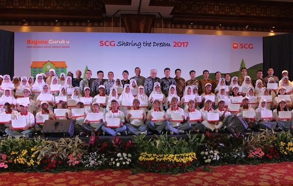 Beasiswa SCG Para siswa SMA menerima beasiswa SCG di Balai Kartini
