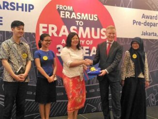 KI-KA: Angelo Wijaya (Pertukaran Mahasiswa), Caroline Herawati Manik (Beasiswa Master), Direktur Intra Kawasan dan Antar Kawasan Amerika dan Eropa di Kementerian Luar Negeri RI Dewi Gustina Tobing, Duta Besar Uni Eropa untuk Indonesia dan Brunei Darussalam Vincent Guérend dan Risma Yulistiana (Beasiswa Doktoral) di Le Meridien Hotel Jakarta, Sabtu, 19/8