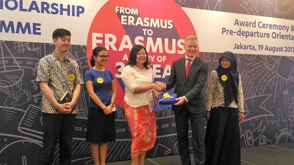 KI-KA: Angelo Wijaya (Pertukaran Mahasiswa), Caroline Herawati Manik (Beasiswa Master), Direktur Intra Kawasan dan Antar Kawasan Amerika dan Eropa di Kementerian Luar Negeri RI Dewi Gustina Tobing, Duta Besar Uni Eropa untuk Indonesia dan Brunei Darussalam Vincent Guérend dan Risma Yulistiana (Beasiswa Doktoral) di Le Meridien Hotel Jakarta, Sabtu, 19/8 KI-KA: Angelo Wijaya (Pertukaran Mahasiswa), Caroline Herawati Manik (Beasiswa Master), Direktur Intra Kawasan dan Antar Kawasan Amerika dan Eropa di Kementerian Luar Negeri RI Dewi Gustina Tobing, Duta Besar Uni Eropa untuk Indonesia dan Brunei Darussalam Vincent Guérend dan Risma Yulistiana (Beasiswa Doktoral) di Le Meridien Hotel Jakarta, Sabtu, 19/8