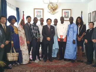 Dubes Mansyur Pangeran bersama para penerima beasiswa bersama staf KBRI Dakar
