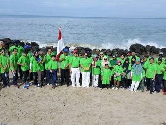 Para WNI di tepi Pantai Corniche di Dakar usai jalan sehat dan lomba tarik-tambang