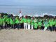 Para WNI di tepi Pantai Corniche di Dakar usai jalan sehat dan lomba tarik-tambang