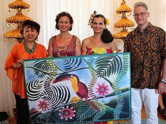 Duta Besar RI untuk Hongaria Wening Esthyprobo bersama tiga seniman lokal pecinta Indonesia