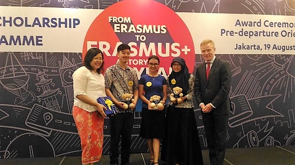 Duta Besar Uni Eropa untuk Indonesia dan Brunei Darussalam Vincent Guérend (Paling Kanan) dan Direktur Intra Kawasan dan Antar Kawasan Amerika dan Eropa di Kementerian Luar Negeri RI Dewi Gustina Tobing (paling kiri) bersama perwakilan mahasiswa penerima beasiswa di Le Meridien Hotel Jakarta,