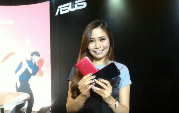 Model menunjukkan smartphone Asus yang baru diluncurkan di tahun-tahun yang telah berlalu (KalderaNews/JS de Britto) Model menunjukkan smartphone Asus yang baru diluncurkan di tahun-tahun yang telah berlalu (KalderaNews/JS de Britto)