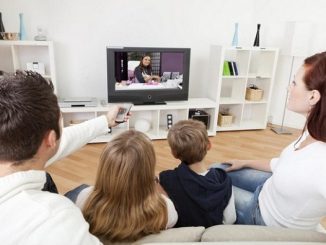 Nonton televisi bersama keluarga