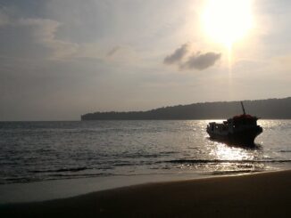 Panorama terbitnya matahari di pantai Anak Krakatau