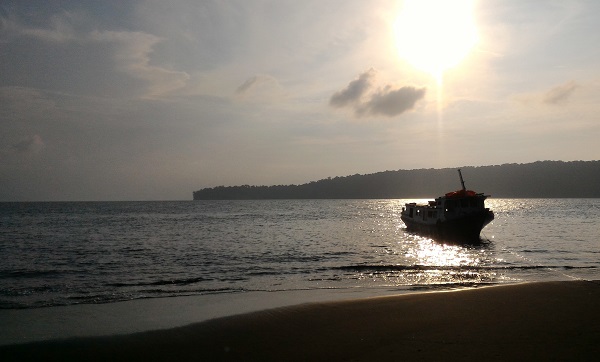 Panorama terbitnya matahari di pantai Anak Krakatau