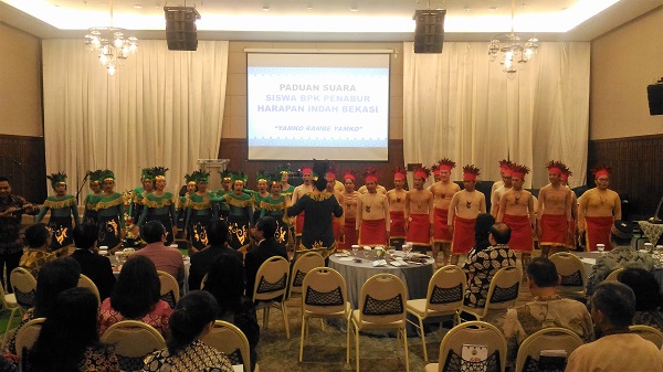 Paduan suara SMAK PENABUR Harapan Indah Bekasi tampil di acara puncak Perayaan Bulan Pendidikan Kristen di Indonesia (BPKI) dan HUT Ke-68 Majelis Pendidikan Kristen (MPK) di Grha Oikoumene Lantai 5 (Gedung) PGI, Salemba, Jakarta Pusat, Selasa, 5 Juni 2018