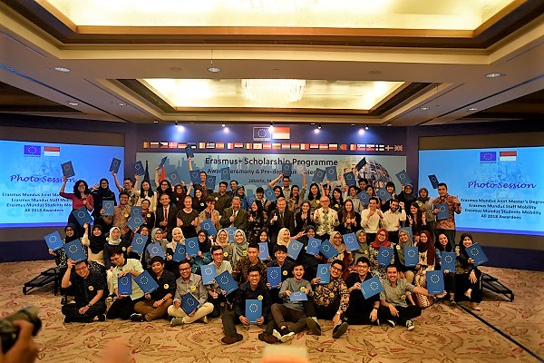 Para awardee Erasmus+ 2018 di acara Award Ceremony, Pre-Departure Orientation and Alumni Gathering Erasmus+ Scholarship Programme di Mandarin Oriental Jakarta Hotel, Jakarta, Sabtu, 14 Juli 2018