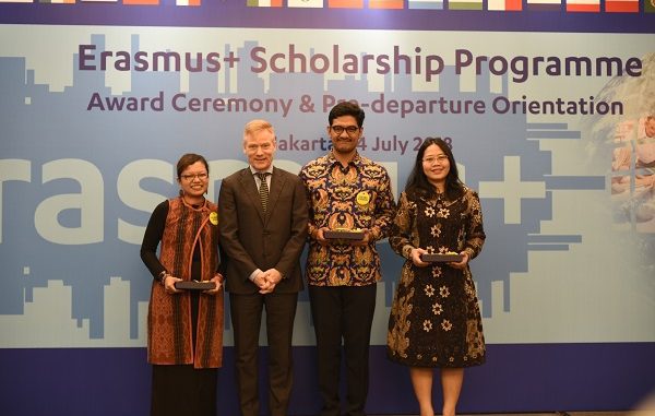 Awardee Erasmus Plus 2018 Awardee Erasmus+ 2018 Ella Jauvani Sagala dan Gilang Mentari Hamidy diapit oleh Duta Besar Uni Eropa untuk Indonesia, Vincent Guérend dan Pjs. Direktur Intra Kawasan dan Antar Kawasan Amerika dan Eropa dari Kementerian Luar Negeri Republik Indonesia (Kemlu RI) Virdiana Ririen Hapsari di acara Award Ceremony, Pre-Departure Orientation and Alumni Gathering Erasmus+ Scholarship Programme di Mandarin Oriental Jakarta Hotel, Jakarta, Sabtu, 14 Juli 2018