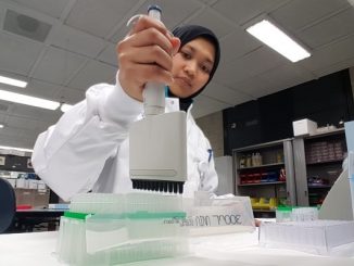 Indri Hapsari Putri sedang menyiapkan sampel untuk pemeriksaan dengan FACS machine di Radboud University