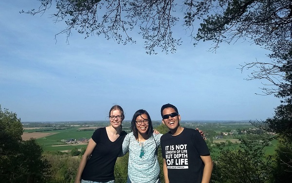 Samiaji Alief Kayadi asal Indonesia (kacamata hitam) bersama dengan teman-teman kuliahnya di Radboud University